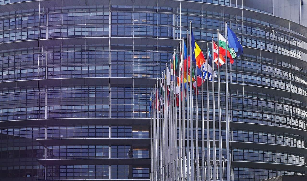 Świadczenie usług w UE – Jak wystawić fakturę dla zagranicznego przedsiębiorcy, który nie posiada VAT-UE?